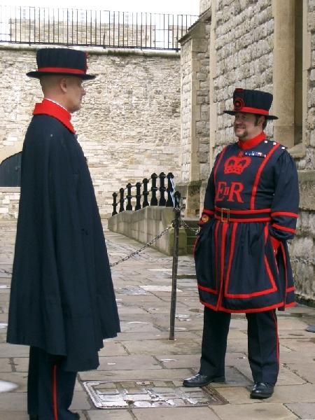 Die Yeoman Warders (die auch Beefeaters genannt werden) sind die Bewacher der königlichen Juwelen. Dabei sehen die gar nicht so gefährlich aus :-)