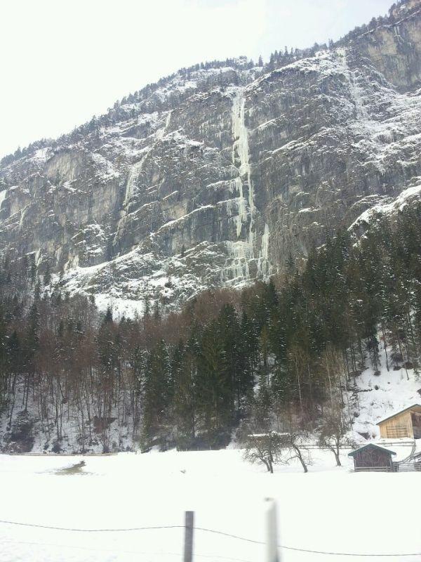 Gefrorener Wasserfall im kleinen deutschen Eck am Weg nach Brixen.