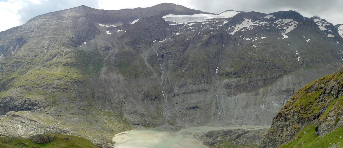 Schmelzwasserrinne der Pasterze. Hier läuft das Wasser des größten alpinen Gletschers den Bach hinunter - und jedes Jahr ein wenig mehr.