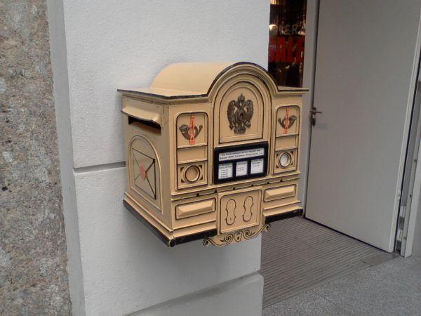 Der wohl älteste Briefkasten Österreichs.