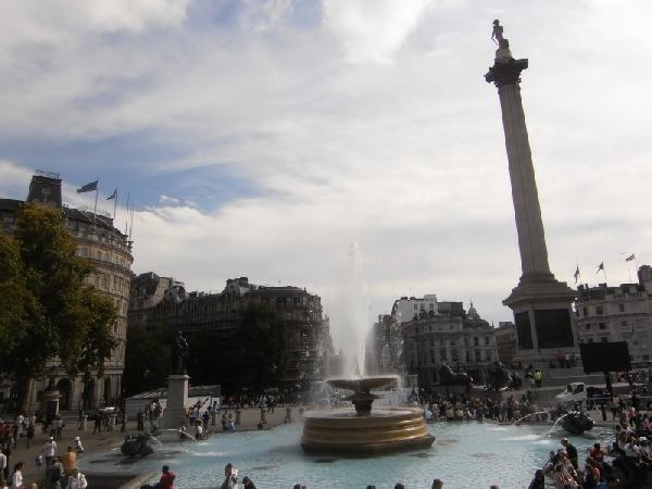 Trafalgar Square mit der berühmten Säule, von der Lord Nelson runterschaut.