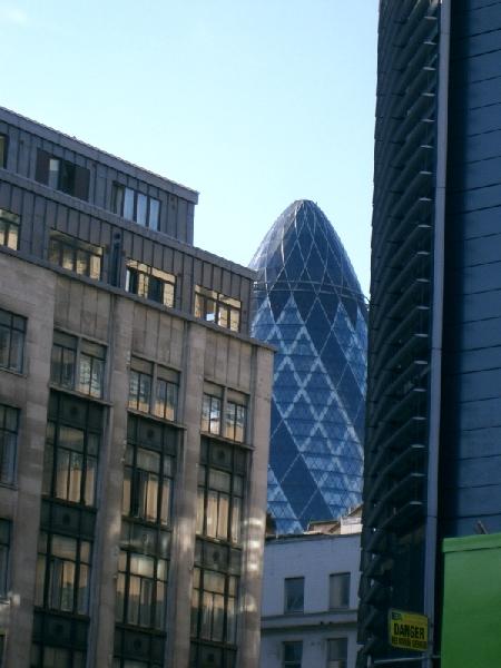 Am Weg zurück ein Blick auf The Gherkin (das Gurkerl), wie dieses Bürohaus von den Londonern liebevoll genannt wird.