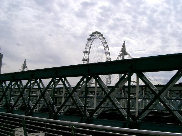 Über die Hungerford Bridge (auch Charing Cross Bridge genannt, die Fußgängerbrücken an beiden Seiten heißen Golden Jubilee Bridges) machen wir uns auf den Weg zum London Eye.