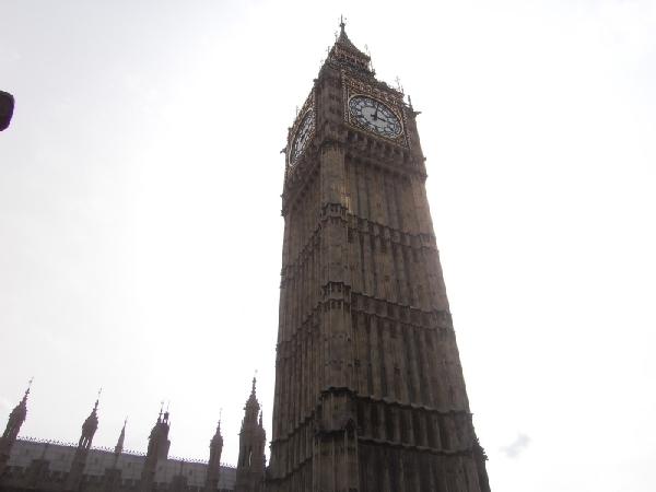 Vorbei am Palace of Westminster mit dem Big Ben (so wird die Glocke genannt, nicht die Uhr und nicht der Turm).
