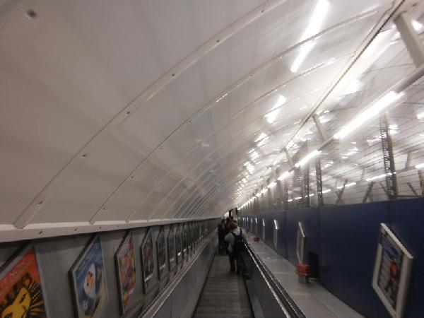Londons U-Bahnen sind sehr tief unter der Erde. Daher endlose Rolltreppen.