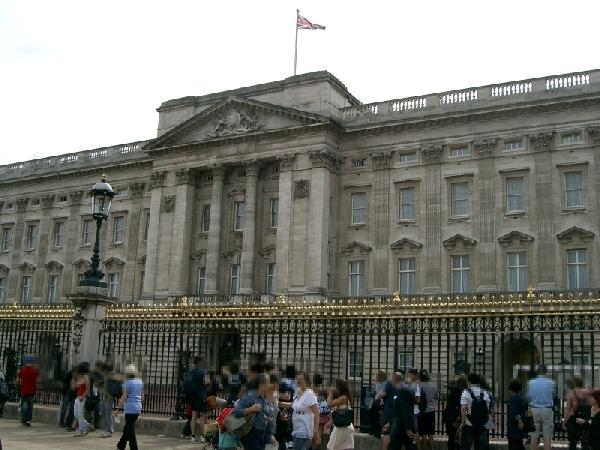 Die Fahne zeigt an, ob die Queen anwesend ist. Ist die Queen zu Hause, weht die königliche rot-goldblaue Flagge, ansonsten nur der Union Jack. Die Queen war an diesem Tag also leider nicht da.