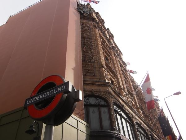 ... und mit dieser zu Harrods, Londons teuerstem Kaufhaus.