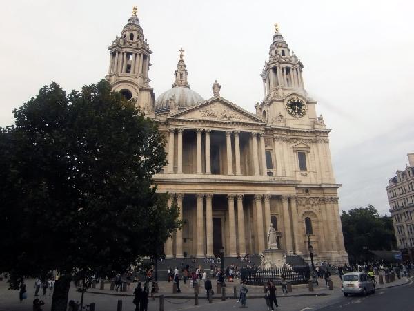 Aus dem Doppeldecker gibts die schönsten Fotos. Hier die St. Pauls Cathedral.