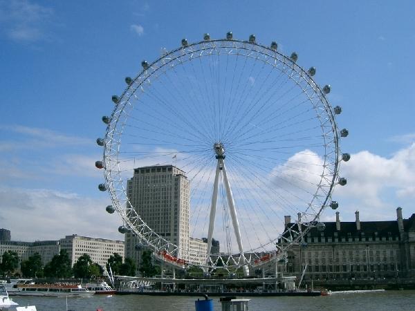 Vorbei am London Eye gehts ins Regierungsviertel.