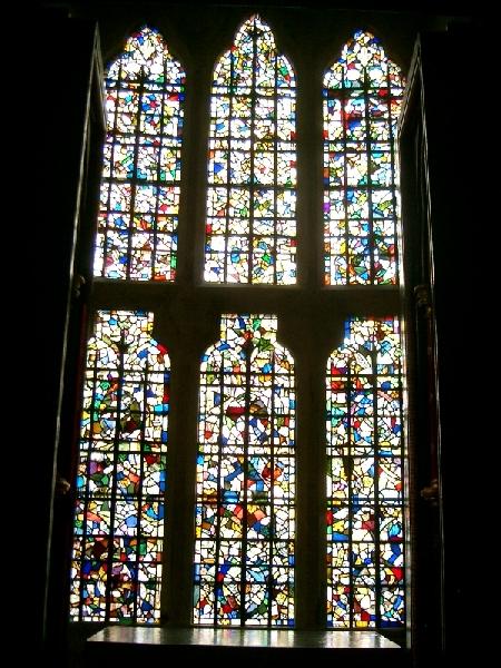 Schönes Mosaikfenster im Tower.