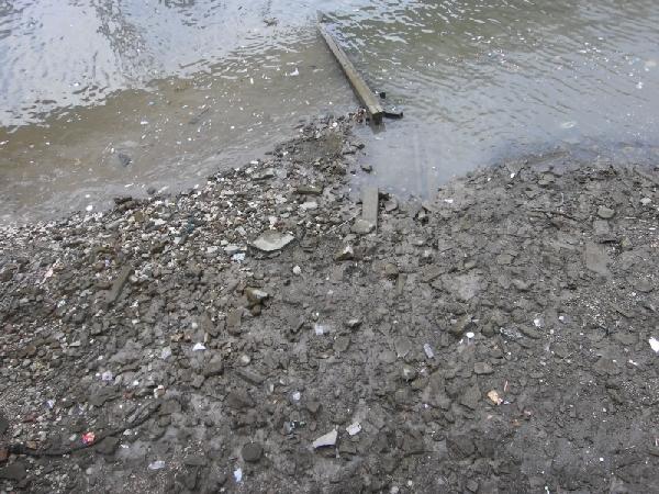 Das Ufer der Themse ist nicht wirklich einladend. Anders als in Wien darf man hier auch nicht baden. Wohl auch, weil hier noch die Gezeiten der nahen Nordsee Auswirkungen zeigen und starke Pegelschwankungen hervorrufen.